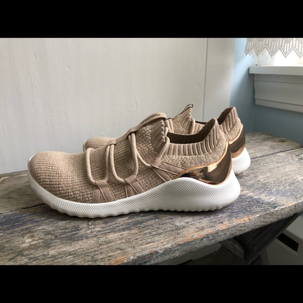 Aetrex women’s sneaker size 7.5-8
